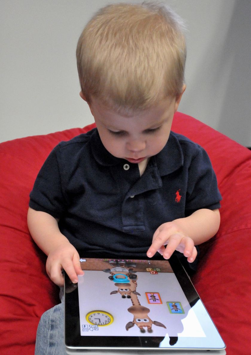 Child_with_Apple_iPad